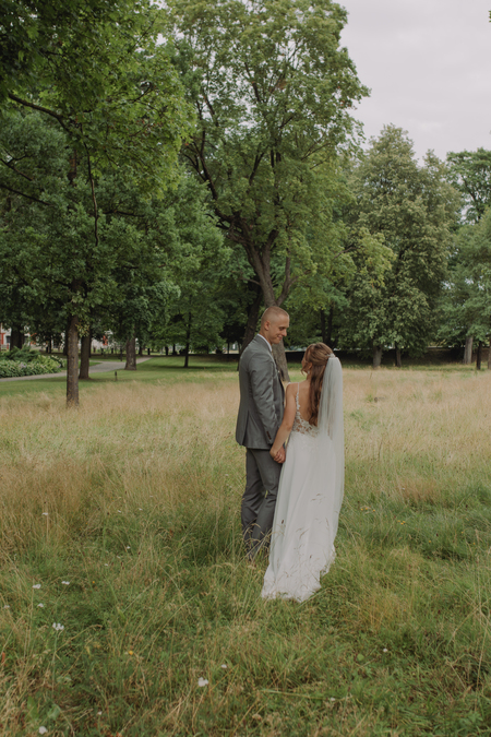 Kāzu fotosesija - pāris dabā